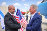 Chủ tịch Hạ viện Hoa Kỳ Kevin McCarthy (Cộng Hòa-California) và Chủ tịch Knesset (Quốc hội Israel) Amir Ohana (trái) tại Phi trường Ben Gurion, Israel, hôm 30/04/2023. (Ảnh: Noam Moskowitz/Văn phòng Phát ngôn viên của Knesset)