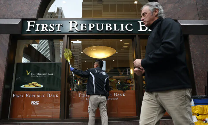 Một nhân viên lau chùi cửa sổ tại một văn phòng của First Republic Bank ở San Francisco, California, hôm 01/05/2023. (Ảnh: Justin Sullivan/Getty Images)