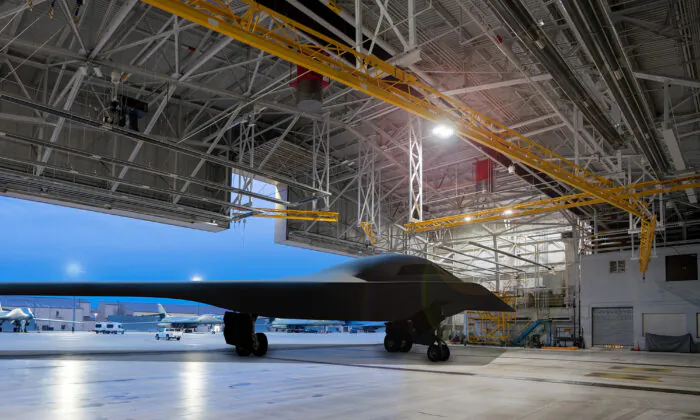 Hình mẫu thiết kế của một oanh tạc cơ B-21 Raider trong nhà chứa phi cơ ở Căn cứ Không quân Ellsworth, South Dakota. (Ảnh: Đồ họa của Không quân Hoa Kỳ)