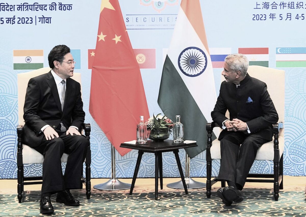 Ngoại trưởng Ấn Độ Subrahmanyam Jaishankar (phải) nói chuyện với người đồng cấp Trung Quốc Tần Cương (Qin Gang) bên lề cuộc họp của Hội đồng Bộ trưởng Ngoại giao thuộc Tổ chức Hợp tác Thượng Hải tại Benaulim, hôm 04/05/2023. (Ảnh: Bộ Ngoại giao Ấn Độ/AFP qua Getty Images)