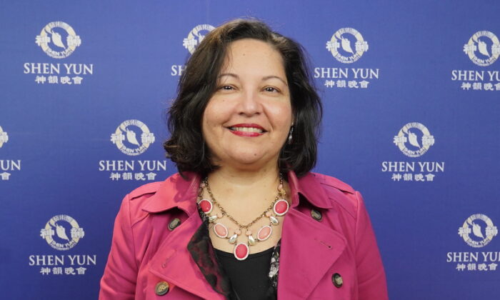 Bà Pallavi Sinha thưởng thức Nghệ thuật Biểu diễn Shen Yun tại Nhà hát Lyric Sydney, ở Sydney, Úc, hôm 06/05/2023. (Ảnh: NTD)