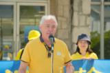 Ông Michael Prue, thị trưởng của thành phố Amherstburg, tỉnh bang Ontario, diễn thuyết tại lễ thượng cờ Ngày Pháp Luân Đại Pháp Thế Giới tại tòa nhà thành phố hôm 05/05/2023. (Ảnh chụp màn hình NTD qua The Epoch Times)