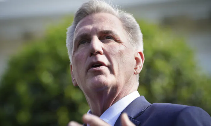 Chủ tịch Hạ viện Kevin McCarthy (Cộng Hòa-California) nói với giới báo chí sau cuộc gặp với Tổng thống Joe Biden và các nhà lãnh đạo khác tại Tòa Bạch Ốc ở Hoa Thịnh Đốn hôm 09/05/2023. (Ảnh: Madalina Vasiliu/The Epoch Times)