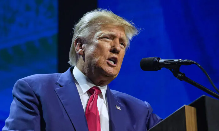 Cựu Tổng thống Donald Trump nói tại Hội nghị Hiệp hội Súng trường Quốc gia ở Indianapolis, hôm 14/04/2023. (Ảnh: AP Photo/Michael Conroy, File)