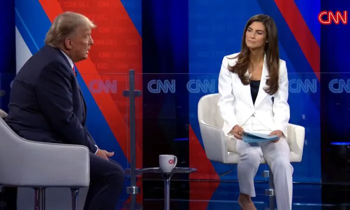 Cựu Tổng thống Donald Trump nói chuyện tại một sự kiện gặp gỡ cử tri của CNN với cô Kaitlan Collins của CNN tại Đại học St. Anselm ở Manchester, New Hampshire, hôm 10/05/2023, trong một hình ảnh lấy từ video. (Ảnh: CNN/Ảnh chụp màn hình qua The Epoch Times)