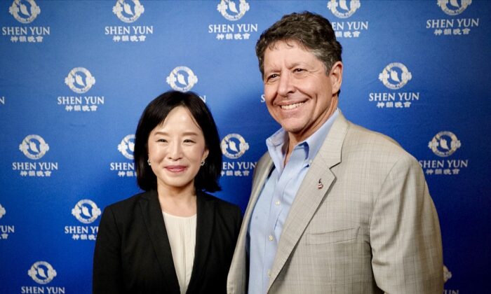 Ông Paul Baumbach, dân biểu tiểu bang Delaware (bên phải) cùng nhạc trưởng Shen Yun Trần Anh (Ying Chen) tại Nhà hát Miller, tiểu bang Philadelphia, tối hôm 13/04/2023. (Ảnh: NTD)
