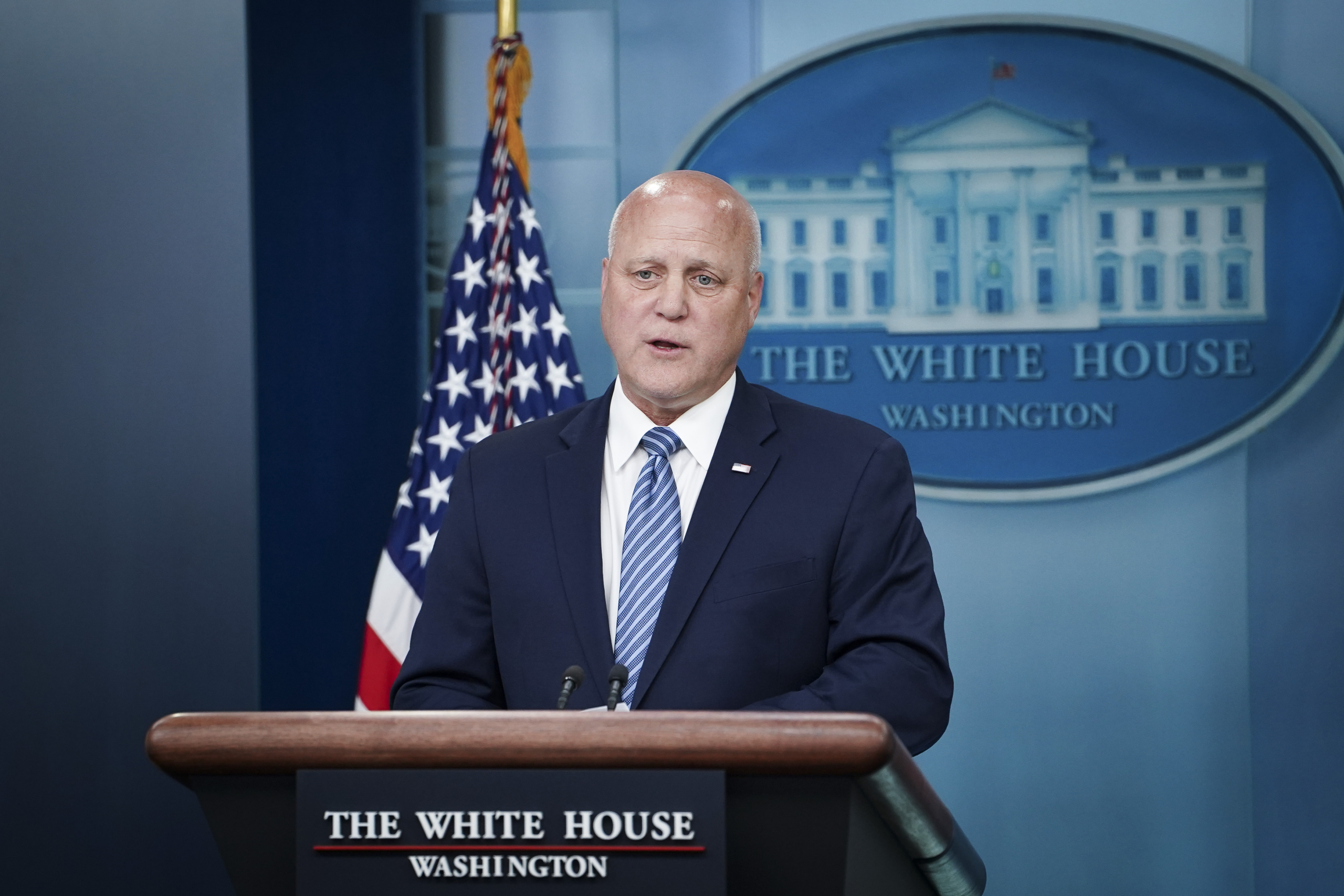 Cố vấn Cao cấp và Điều phối viên Cơ sở Hạ tầng của Tòa Bạch Ốc Mitch Landrieu nói trong một cuộc họp báo ở Hoa Thịnh Đốn hôm 12/05/2023. (Ảnh: Madalina Vasiliu/The Epoch Times)