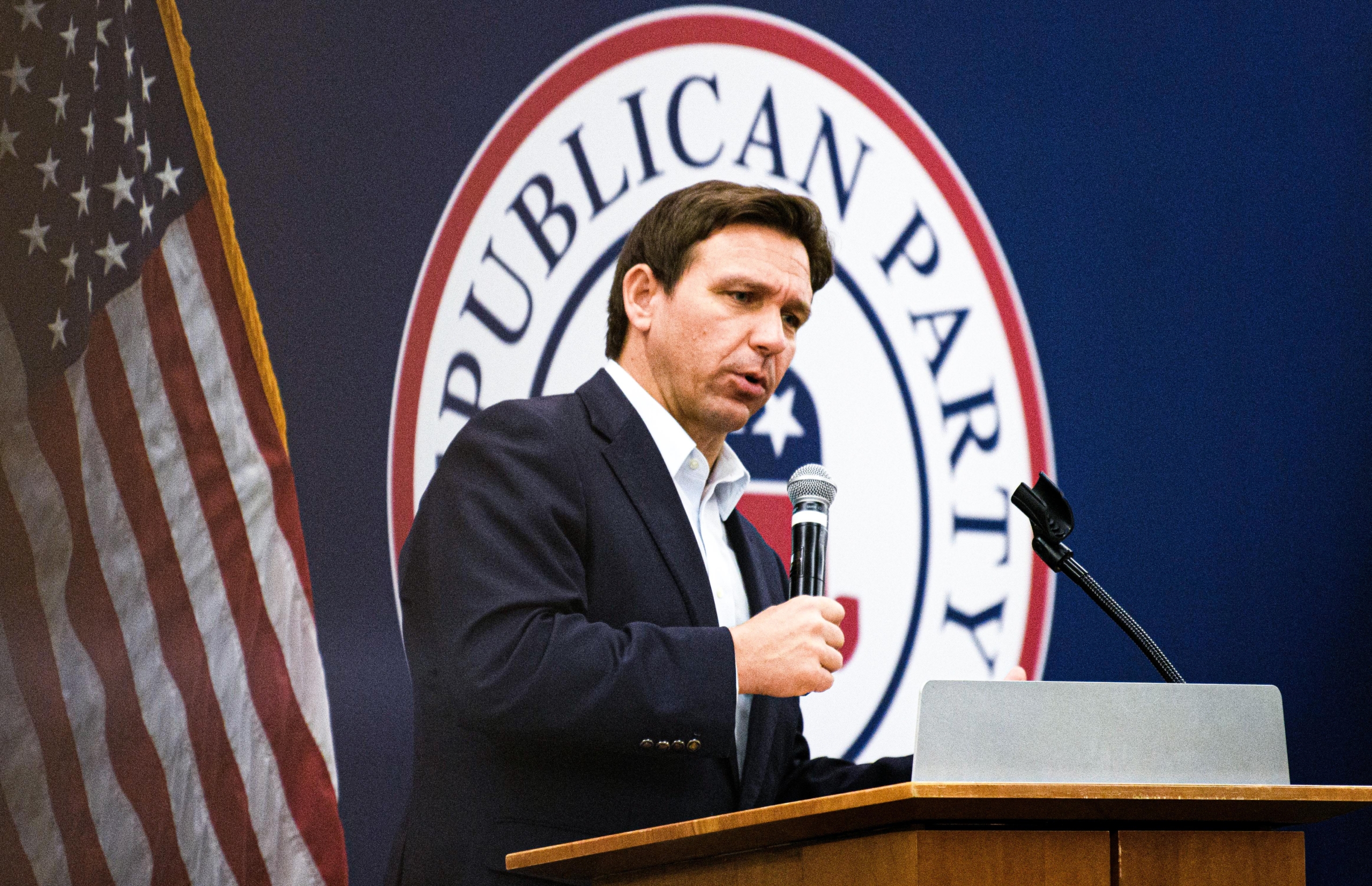 Thống đốc Florida Ron DeSantis nói chuyện trong tiệc chiêu đãi Đảng Cộng Hòa ở Cedar Rapids, Iowa, ngày 13/05/2023. (Ảnh: Stephen Maturen/Getty Images)