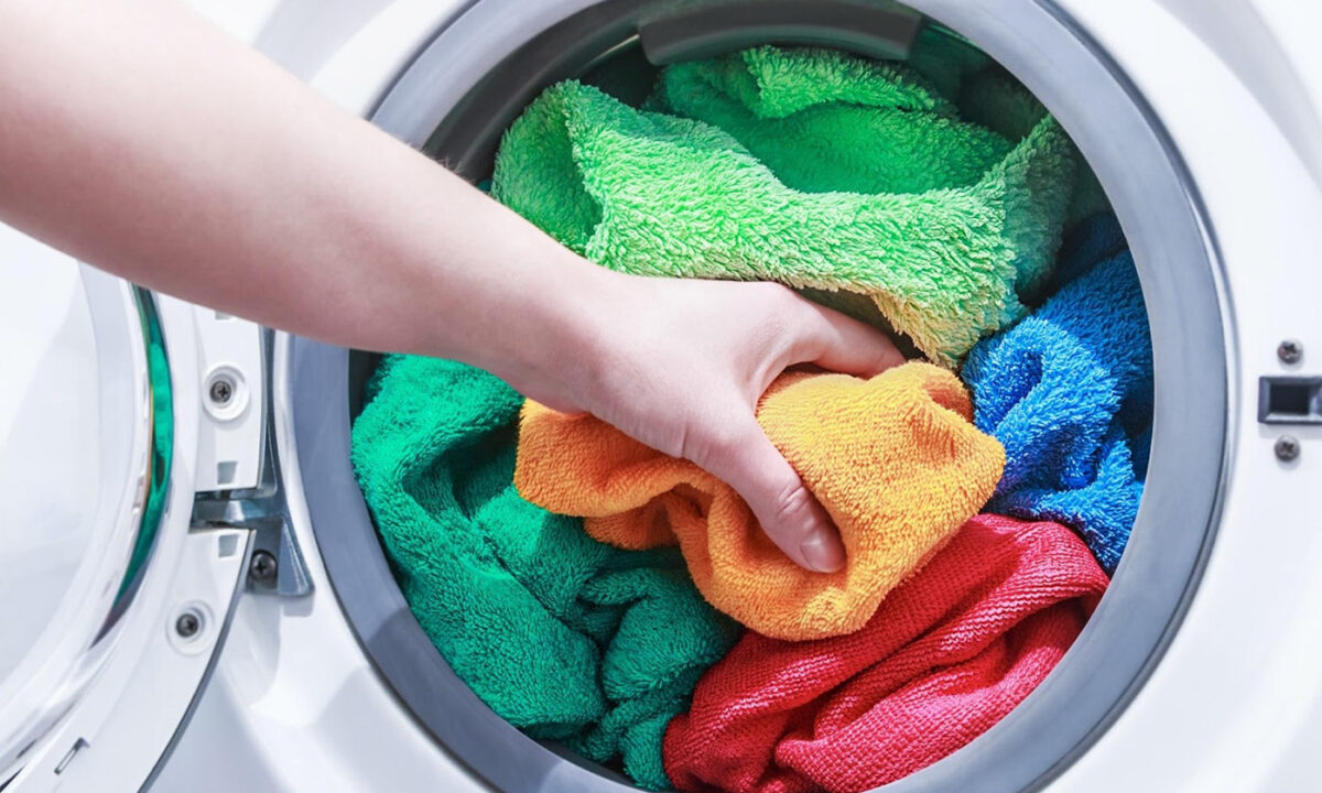 Khăn tắm là vật dụng cần thiết mà mọi người thường sử dụng trong cuộc sống hàng ngày. Các cuộc thử nghiệm đã phát hiện thấy nếu khăn tắm không được giặt trong 3 ngày, vi khuẩn có thể nhân lên đạt đến số lượng tương tự như bồn cầu (Ảnh: Oleg Doroshin/Shutterstock)