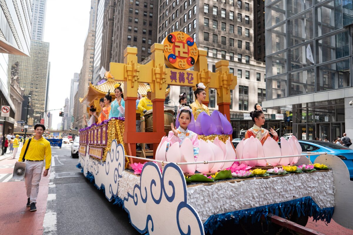 Một chiếc xe diễn hành trong cuộc diễn hành Ngày Pháp Luân Đại Pháp Thế Giới ở New York hôm 12/05/2023. (Ảnh: Samira Bouaou/The Epoch Times)
