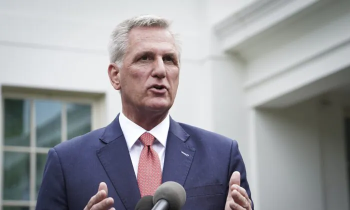 Chủ tịch Hạ viện Kevin McCarthy (Cộng Hòa-California) nói chuyện với giới báo chí sau cuộc gặp với Tổng thống Joe Biden và các nhà lãnh đạo khác tại Tòa Bạch Ốc ở Hoa Thịnh Đốn hôm 16/05/2023. (Ảnh: Madalina Vasiliu/The Epoch Times)