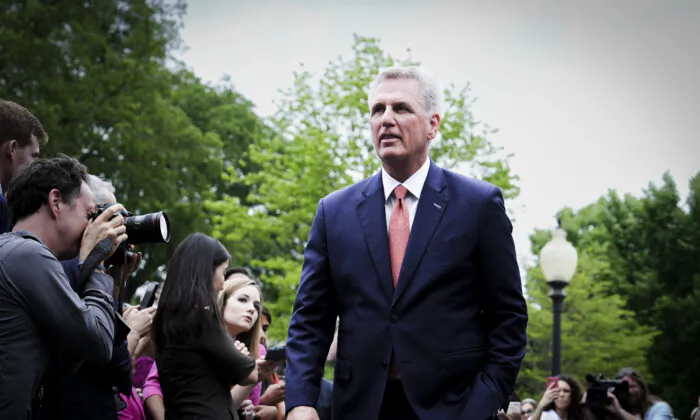 Chủ tịch Hạ viện Kevin McCarthy (Cộng Hòa-California) nói chuyện với giới báo chí sau cuộc gặp với Tổng thống Joe Biden và các nhà lãnh đạo khác tại Tòa Bạch Ốc ở Hoa thịnh Đốn hôm 16/05/2023. (Ảnh: Madalina Vasiliu/The Epoch Times)