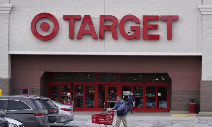 Một khách hàng đẩy một giỏ hàng qua bãi đậu xe sau khi mua sắm tại cửa hàng Target ở Salem, New Hampshire, hôm 27/02/2023. (Ảnh: Charles Krupa/AP Photo)