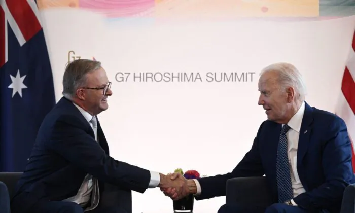 Tổng thống Hoa Kỳ Joe Biden (phải) bắt tay với Thủ tướng Úc Anthony Albanese trong cuộc gặp song phương trong khuôn khổ Hội nghị thượng đỉnh các nhà lãnh đạo G7 tại Hiroshima, hôm 20/05/2023. (Ảnh: Ảnh của BRENDAN SMIALOWSKI/AFP qua Getty Images)