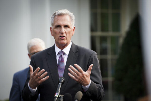 Chủ tịch Hạ viện Kevin McCarthy (Cộng Hòa-California) nói với giới báo chí sau cuộc gặp với Tổng thống Joe Biden để thảo luận về hạn mức nợ tại Tòa Bạch Ốc ở Hoa Thịnh Đốn hôm 22/05/2023. (Ảnh: Madalina Vasiliu/The Epoch Times)