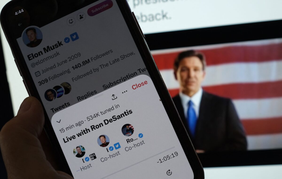 Ảnh minh họa này cho thấy cuộc trò chuyện trực tiếp trên Twitter có ông Elon Musk trên một hậu cảnh là hình ông Ron DeSantis, khi ông DeSantis tuyên bố tranh cử tổng thống năm 2024 trên trang Twitter của mình, ngày 24/05/2023. (Ảnh: Chris Delmas/AFP qua Getty Images)