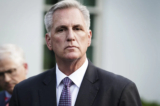 Chủ tịch Hạ viện Kevin McCarthy (Cộng Hòa-California) nói chuyện với giới báo chí sau cuộc gặp với Tổng thống Joe Biden để thảo luận về mức trần nợ tại Tòa Bạch Ốc ở Hoa Thịnh Đốn, hôm 22/05/2023. (Ảnh: Madalina Vasiliu/The Epoch Times)