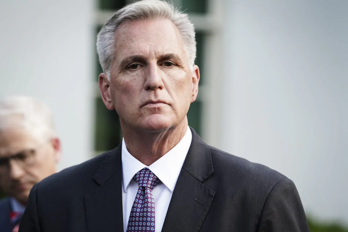 Chủ tịch Hạ viện Kevin McCarthy (Cộng Hòa-California) nói chuyện với giới báo chí sau cuộc gặp với Tổng thống Joe Biden để thảo luận về mức trần nợ tại Tòa Bạch Ốc ở Hoa Thịnh Đốn, hôm 22/05/2023. (Ảnh: Madalina Vasiliu/The Epoch Times)