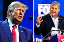 (Trái) Cựu Tổng thống Donald Trump diễn thuyết tại Hội nghị Hiệp hội Súng trường Quốc gia ở Indianapolis hôm 14/04/2023. (Ảnh: Michael Conroy, File/AP Photo); (phải) Người chủ trì chương trình của Fox News Sean Hannity diễn thuyết tại khách sạn Hilton Anatole ở Dallas, Texas, vào ngày 04/08/2022. (Ảnh: Brandon Bell/Getty Images)