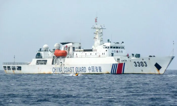 Một tàu hải cảnh Trung Quốc đang tuần tra Bãi cạn Scarborough (đảo Hoàng Nham) ở Biển Đông vào ngày 25/12/2022. (Ảnh: STR/AFP qua Getty Images)
