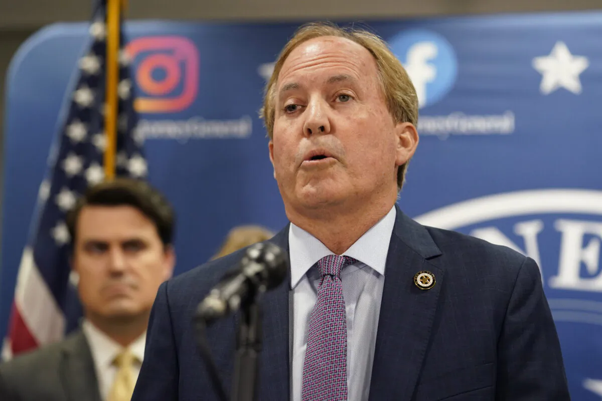 Tổng Chưởng lý tiểu bang Texas Ken Paxton đưa ra một tuyên bố tại văn phòng của ông ở Austin, Texas, hôm 26/05/2023. (Ảnh: Eric Gay/AP Photo)