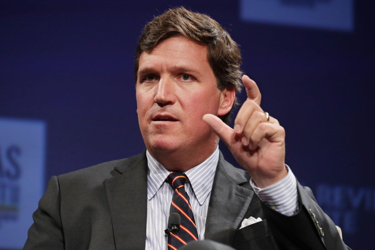Người chủ trì chương trình của Fox News Tucker Carlson trò chuyện với khán giả tại Hoa Thịnh Đốn, vào ngày 29/03/2019. (Ảnh: Chip Somodevilla/Getty Images)