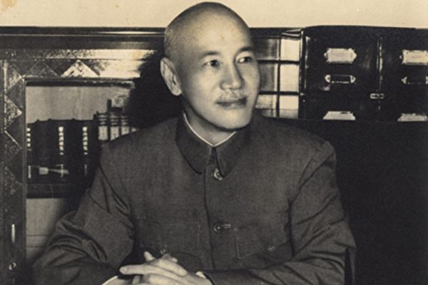 Ảnh chụp Tưởng Giới Thạch trong phòng làm việc của mình. (Ảnh: Tài sản công)