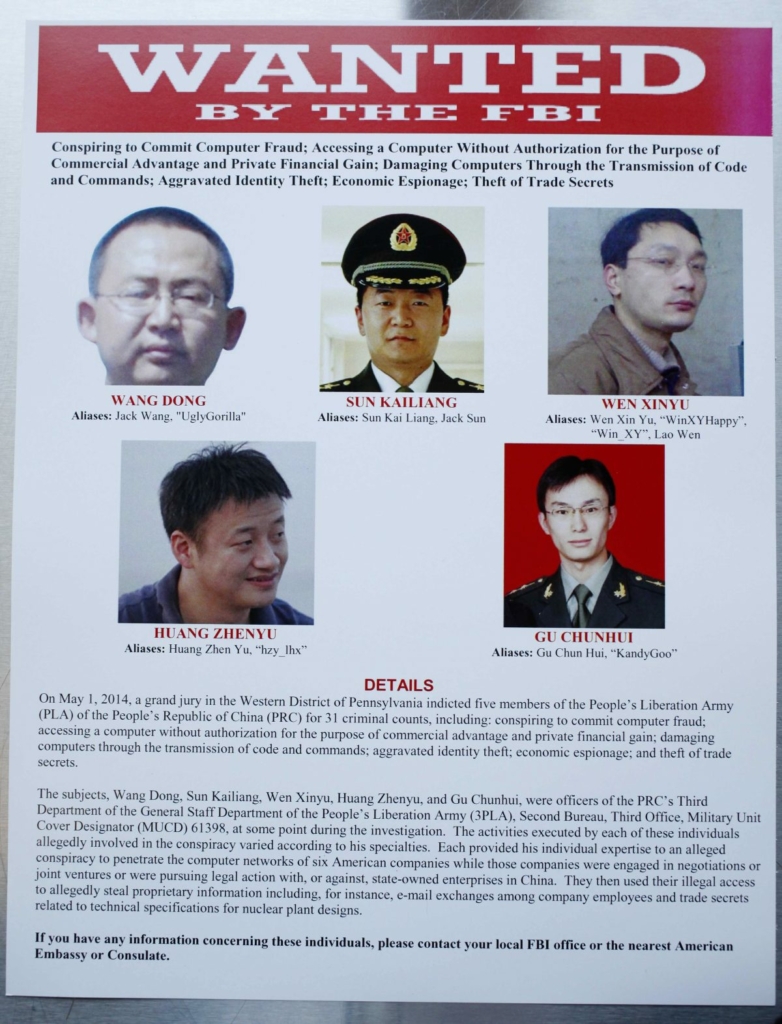 Tờ truy nã này được trưng bày tại Bộ Tư pháp ở Hoa Thịnh Đốn vào ngày 19/05/2014. Tổng Chưởng lý đương thời Eric Holder thông báo rằng một đại bồi thẩm đoàn Hoa Kỳ đã buộc tội năm tin tặc Trung Quốc tội gián điệp kinh tế và đánh cắp bí mật thương mại. Đây là những tội danh hình sự đầu tiên thuộc loại này đối với các quan chức quân đội Trung Quốc trong một vụ án gián điệp mạng quốc tế. (Ảnh: AP Photo)