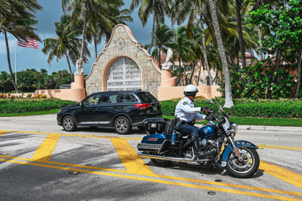 Các nhân viên chấp pháp trước dinh thự của cựu Tổng thống Donald Trump tại Mar-A-Lago ở Florida vào ngày 08/08/2022. Ông Trump nói rằng tư gia của ông đang bị các đặc vụ FBI “đột kích” trong hành động mà ông gọi là “hành vi sai trái trong truy tố.” (Ảnh: Giorgio Viera/AFP qua Getty Images)
