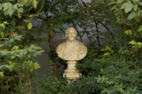 Tượng Montesquieu bán thân bằng đá dưới tán lá ở quảng trường Honoré-Champion,  Paris, điêu khắc gia người Pháp Felix Lecomte (1737-1817). (Ảnh: Jebulon/Wikimedia Commons/CC0 1.0)