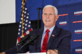 Cựu Phó Tổng thống Mike Pence diễn thuyết trước hàng trăm người ủng hộ của ứng cử viên thống đốc Arizona Karrin Taylor Robson tại một sự kiện ở Peoria, Arizona, hôm 22/07/2022. (Ảnh: Allan Stein/The Epoch Times)