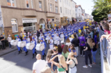 Công chúng chào đón đoàn diễn hành của các học viên Pháp Luân Công tại lễ hội văn hóa Carnival ở Bielefeld, Đức