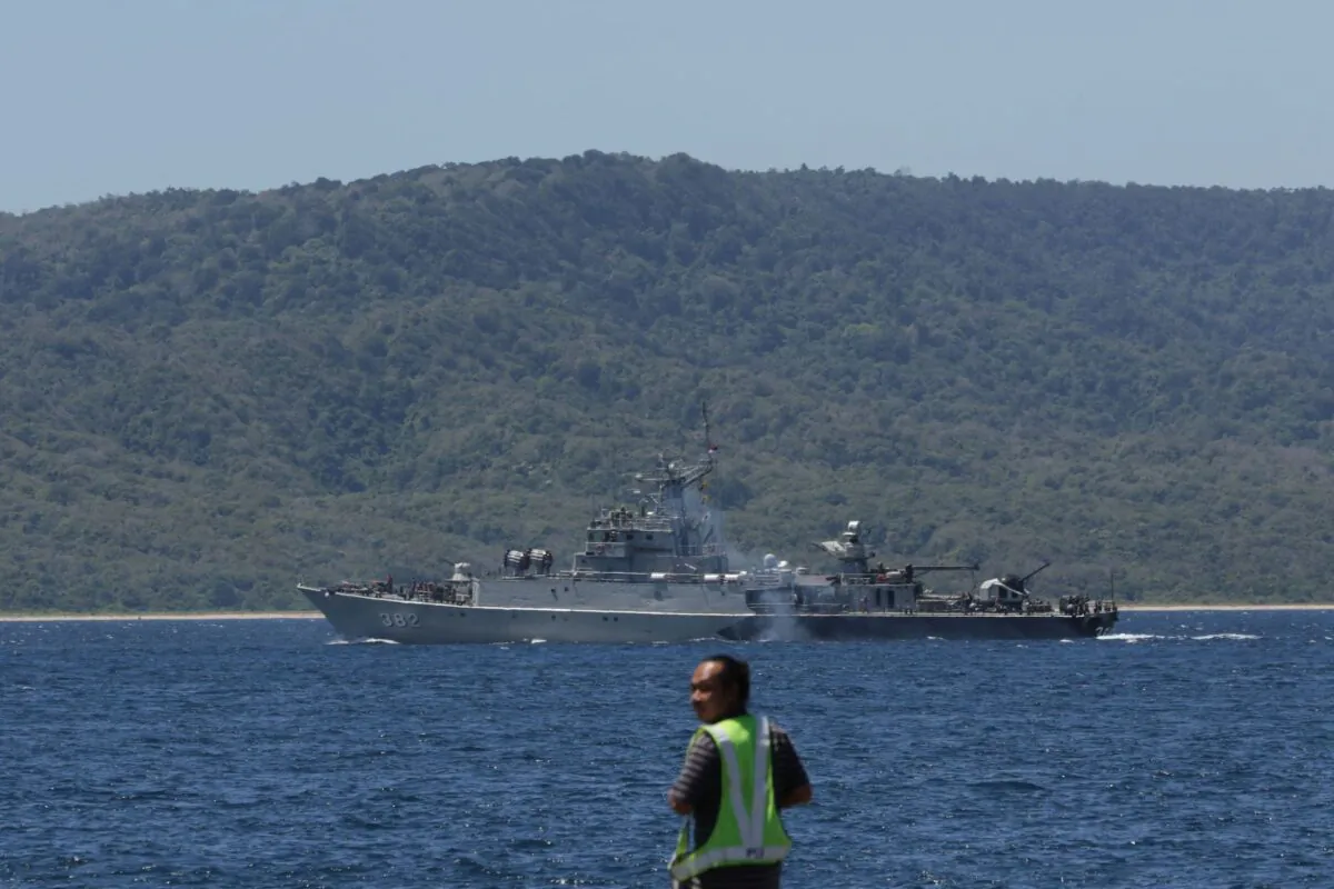Một tàu hải quân Indonesia đến căn cứ hải quân ở Banyuwangi vào ngày 22/04/2021. (Ảnh: AFP qua Getty Images)