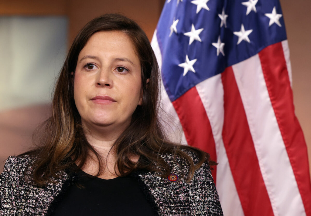 Dân biểu Elise Stefanik (Cộng Hòa-New York) tham dự một cuộc họp báo sau cuộc họp của nhóm họp kín Hạ viện của Đảng Cộng Hòa tại Điện Capitol Hoa Kỳ ở Hoa Thịnh Đốn, ngày 29/06/2021. (Ảnh: Kevin Dietsch/Getty Images)
