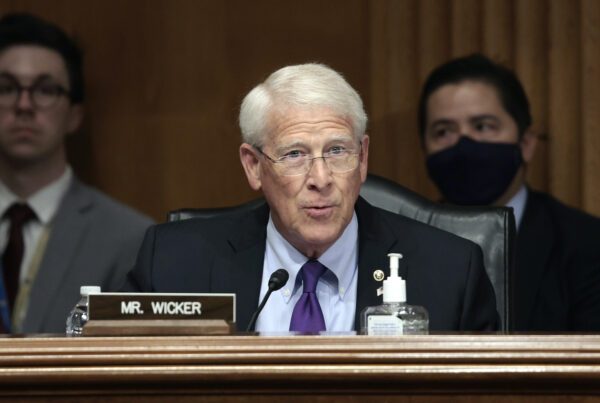 Thượng nghị sĩ Roger Wicker (Cộng Hòa-Mississippi) trình bày trong một phiên điều trần với Ủy ban Helsinki tại Tòa nhà Văn phòng Thượng viện Dirksen ở Hoa Thịnh Đốn, vào ngày 23/03/2022. (Ảnh: Anna Moneymaker/Getty Images)
