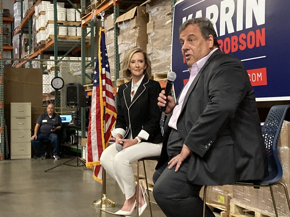 Cựu Thống đốc New Jersey Chris Christie (bên phải), một thành viên Đảng Cộng Hòa, nói chuyện với một nhóm tập hợp ở Tempe, Arizona, vào ngày 28/07/2022, để ủng hộ việc ông bảo chứng bà Karin Taylor Robson (bên trái) làm thống đốc tiểu bang Arizona trong cuộc bầu cử sơ bộ vào ngày 02/08/2022. (Ảnh: Allan Stein/The Epoch Times)