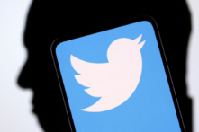 Logo Twitter và hình bóng của ông Elon Musk trong một hình minh họa được chụp vào ngày 19/12/2022. (Ảnh: Dado Ruvic/Reuters)