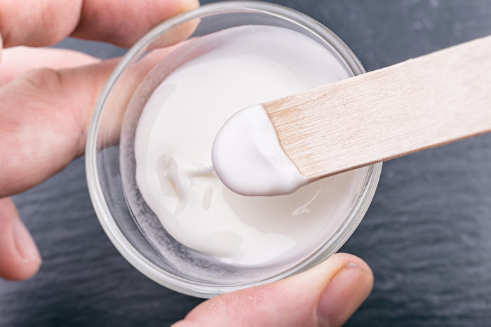 Trộn bột Baking soda với nước ấm để tạo thành hỗn hợp sền sệt, thoa lên phần quần áo bị dính bẩn và ngâm trong khoảng 30 phút. (Ảnh: Shutterstock)