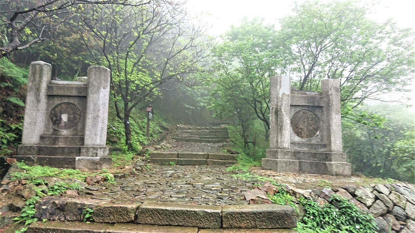 Kỳ đài của đền Kim Qua Thạch. (Ảnh: Vương Tri Hàm/Epoch Times)