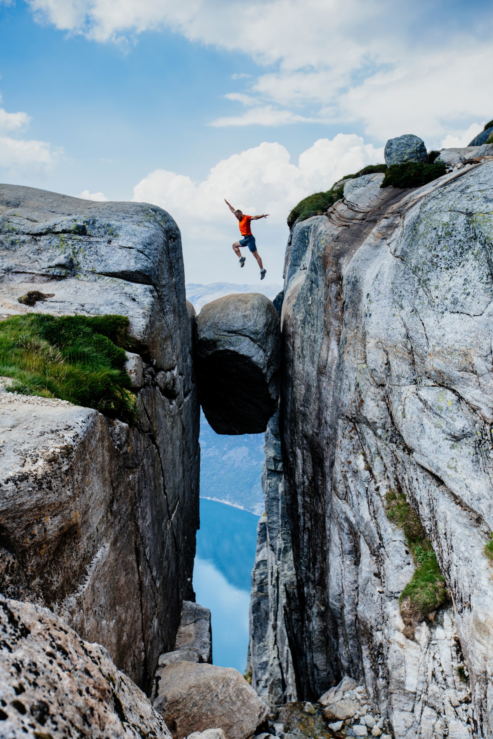 Du khách tạo dáng chụp ảnh trên “Tảng đá kỳ diệu.” (Ảnh: Shutterstock)