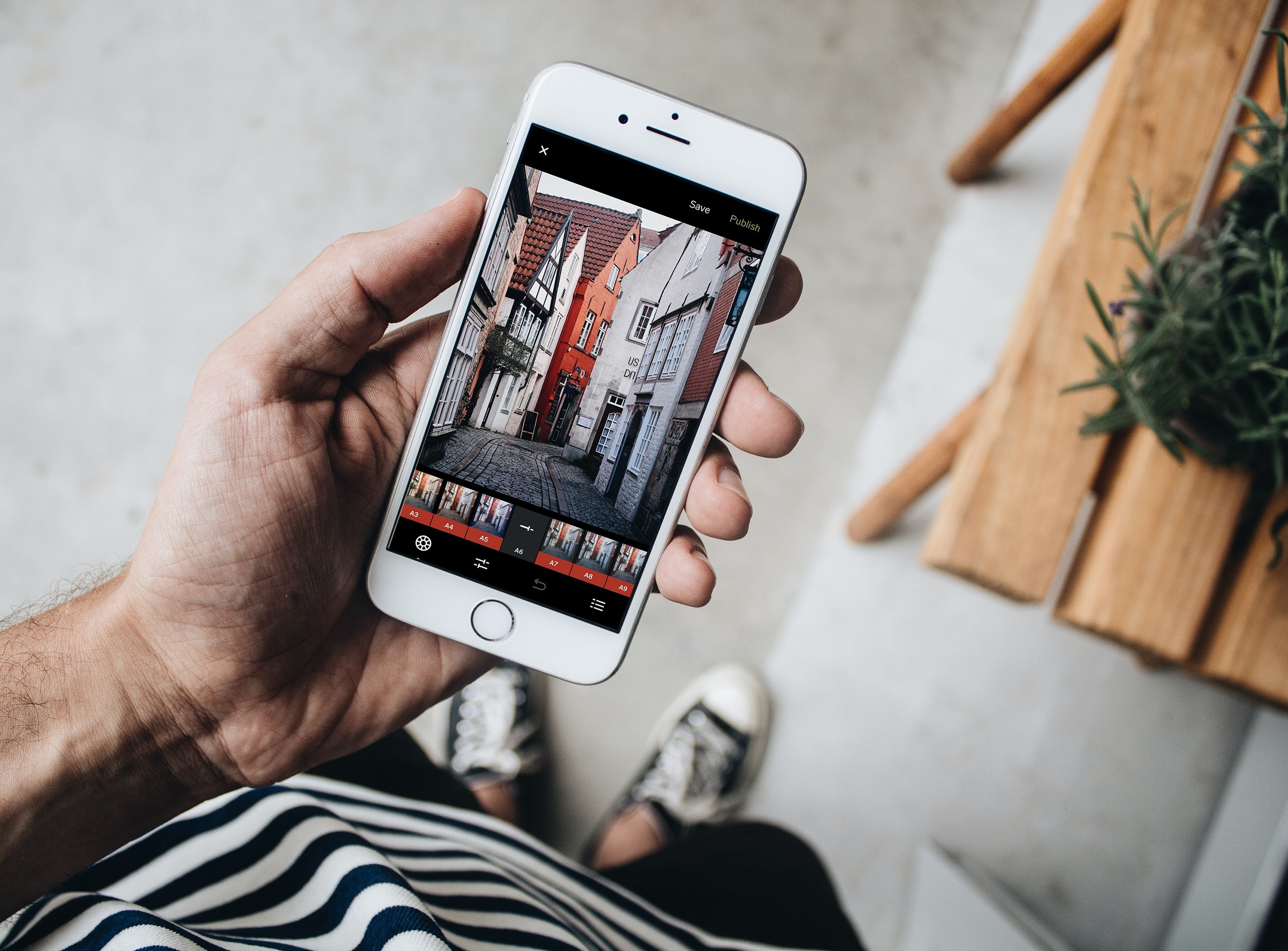 Một người đàn ông đang sử dụng điện thoại di động. (Ảnh: Unsplash)