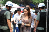 Nhân viên an ninh Trung Quốc kiểm tra danh tính của học sinh vào trường để tham gia kỳ thi tuyển sinh đại học đầy cam go hay còn gọi là Cao Khảo (Gaokao), ở Bắc Kinh, vào ngày 07/06/2012. (Ảnh: STR/AFP/GettyImages)