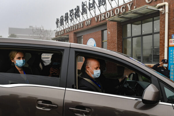 Ông Peter Daszak, chủ tịch của EcoHealth Alliance, (phải) và các thành viên khác của nhóm Tổ chức Y tế Thế giới (WHO) điều tra nguồn gốc của virus corona gây ra COVID-19, đã đến Viện Virus học Vũ Hán vào ngày 03/02/2021. (Ảnh: Hector Retamal/AFP qua Getty Images)