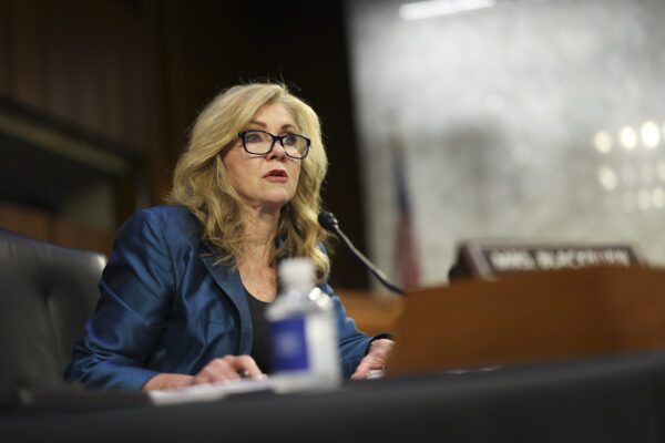 Thượng nghị sĩ Marsha Blackburn (Cộng Hòa-Tennessee) trong Phiên điều trần của Ủy ban Tư pháp Thượng viện về bảo mật dữ liệu tại Twitter, trên Capitol Hill ở Hoa Thịnh Đốn, hôm 13/09/2022. (Ảnh: Kevin Dietsch/Getty Images)