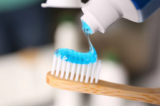 Trong một báo cáo của Cơ quan Đăng ký Chất độc và Bệnh tật cảnh báo rằng đối với trẻ dưới 8 tuổi bị phơi nhiễm fluoride thì có một tỷ lệ lớn là do nuốt phải kem đánh răng. (Ảnh: New Africa/Shutterstock)