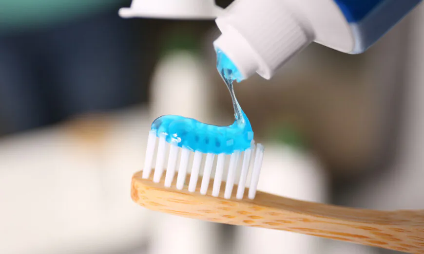 Trong một báo cáo của Cơ quan Đăng ký Chất độc và Bệnh tật cảnh báo rằng đối với trẻ dưới 8 tuổi bị phơi nhiễm fluoride thì có một tỷ lệ lớn là do nuốt phải kem đánh răng. (Ảnh: New Africa/Shutterstock)
