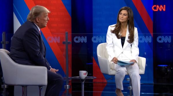 Cựu Tổng thống Donald Trump nói tại một chương trình CNN Town Hall với cô Kaitlan Collins của CNN tại Đại học St. Anselm ở Manchester, New Hampshire, hôm 10/05/2023, trong một ảnh tĩnh từ video. (Ảnh: CNN/Ảnh chụp màn hình qua The Epoch Times)