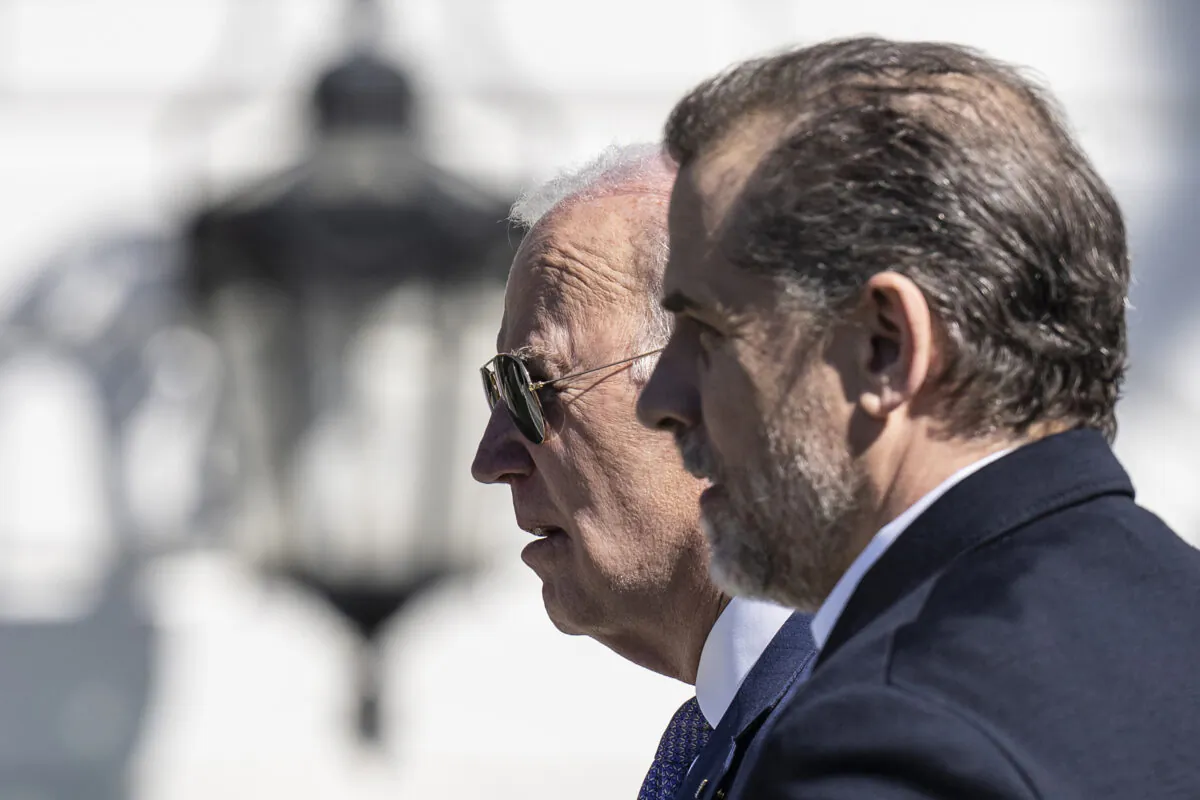 Tổng thống Joe Biden cùng con trai Hunter Biden tham dự Lễ Lăn Trứng Phục Sinh thường niên trên Bãi cỏ phía Nam của Tòa Bạch Ốc ở Hoa Thịnh Đốn, hôm 10/04/2023. (Ảnh: Drew Angerer/Getty Images)