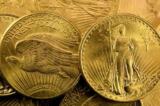 Tiền đúc sưu tầm American Double Eagle Gold Coin Liberty 1924, 20 USD, xếp chồng lên nhau. (Ảnh: Sven Sambunjak/Shutterstock)