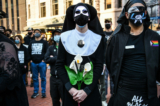 Các thành viên của nhóm Sisters of Perpetual Indulgence (Những nữ tu của Niềm đam mê Vĩnh hằng) tham gia vào cuộc tuần hành “I Can't Breathe-Silent March for Justice” (Tôi Không thể Thở – Tuần hành Lặng lẽ vì Công lý) trước Trung tâm Chính phủ Quận Hennepin hôm 07/03/2021, nơi xét xử cựu cảnh sát Minneapolis Derek Chauvin, người bị buộc tội sát hại người đàn ông Mỹ gốc Phi Châu George Floyd, sắp diễn ra tại Minneapolis, ảnh chụp hôm 08/03/2021. (Ảnh: Tribune Content Agency)